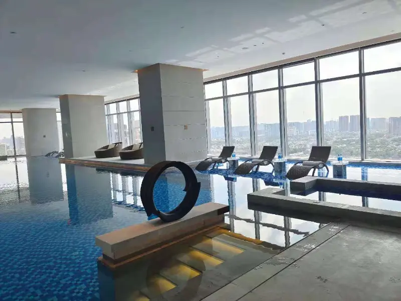Blueway Swimming Pool Tepelné čerpadlo a systém klimatizace zajišťují celoroční pohodlí v Chengdu Bay Hotel Sky Infinity Pool